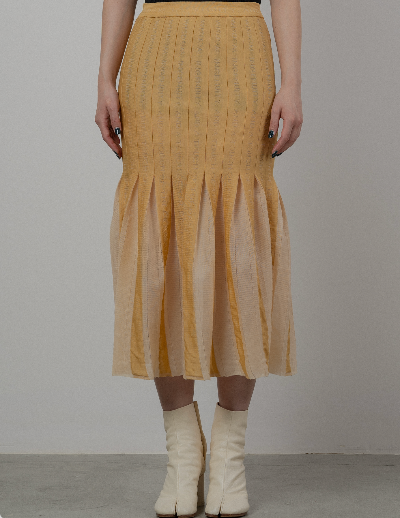 EMBLEM PLEATS KNITTED SKIRT [BEIGE]