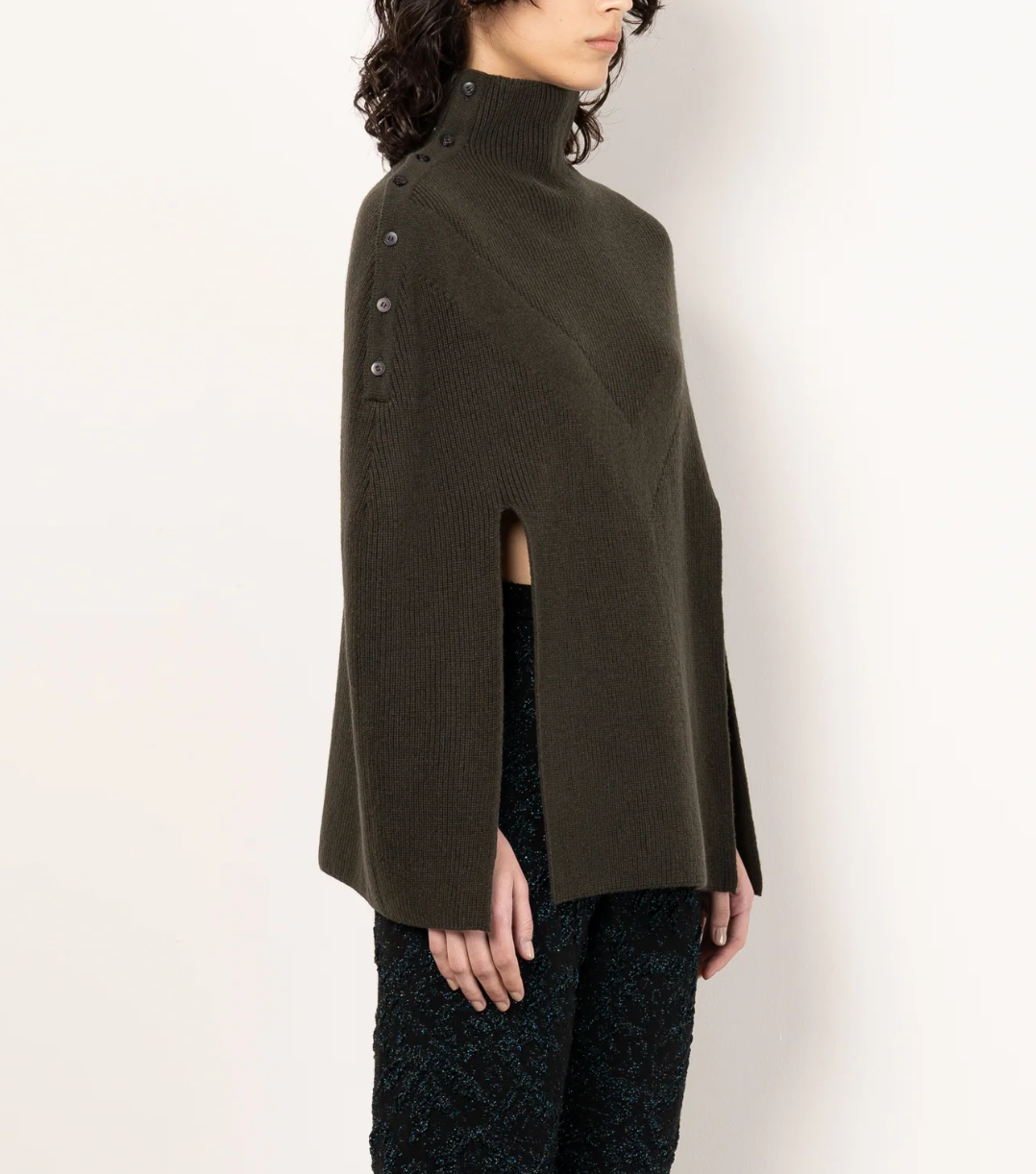 V LINE KNIT CAPE [DARK OLIVE]