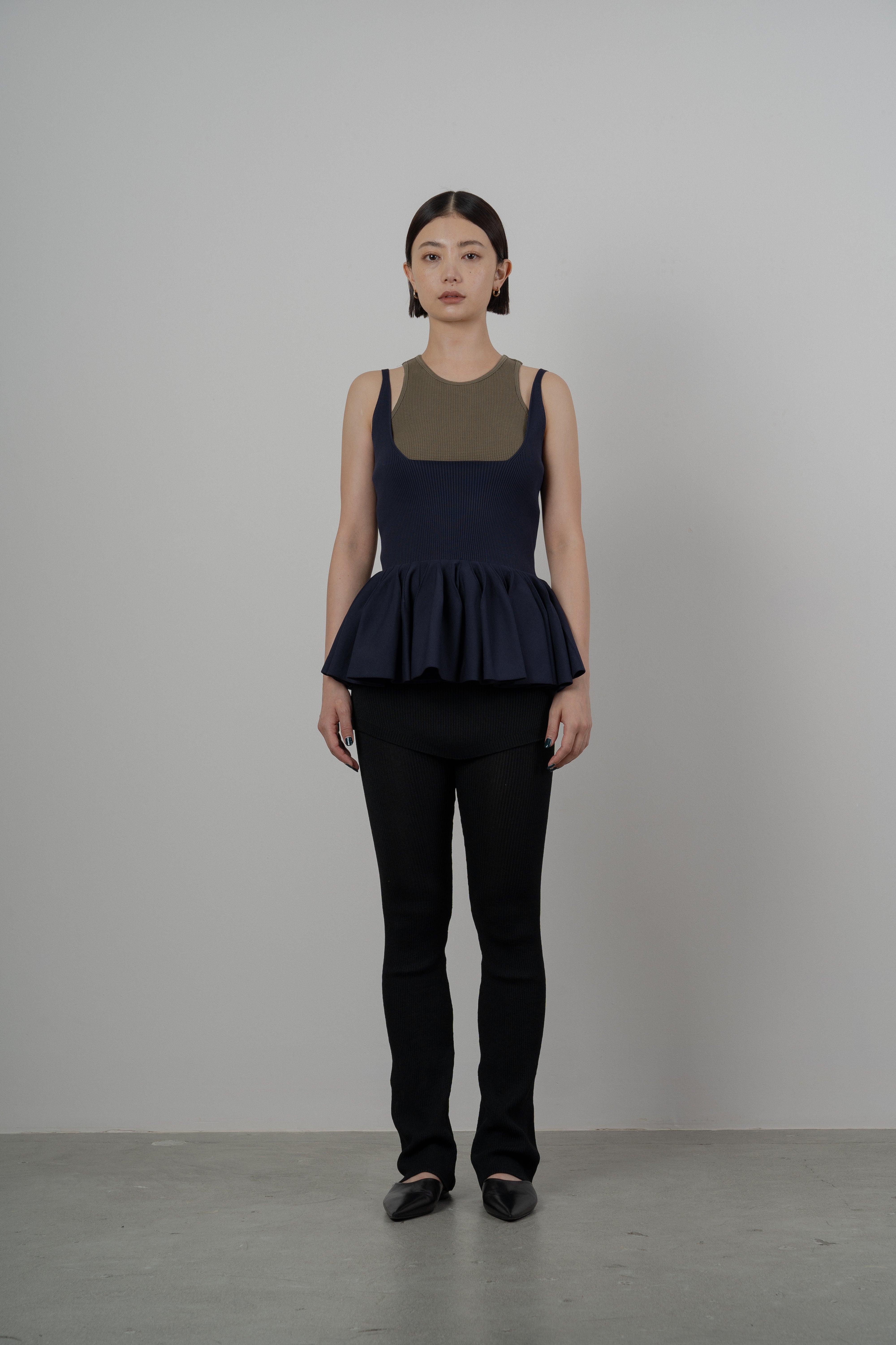 RUFFLE KNITTED CAMISOLE [DARK NAVY]