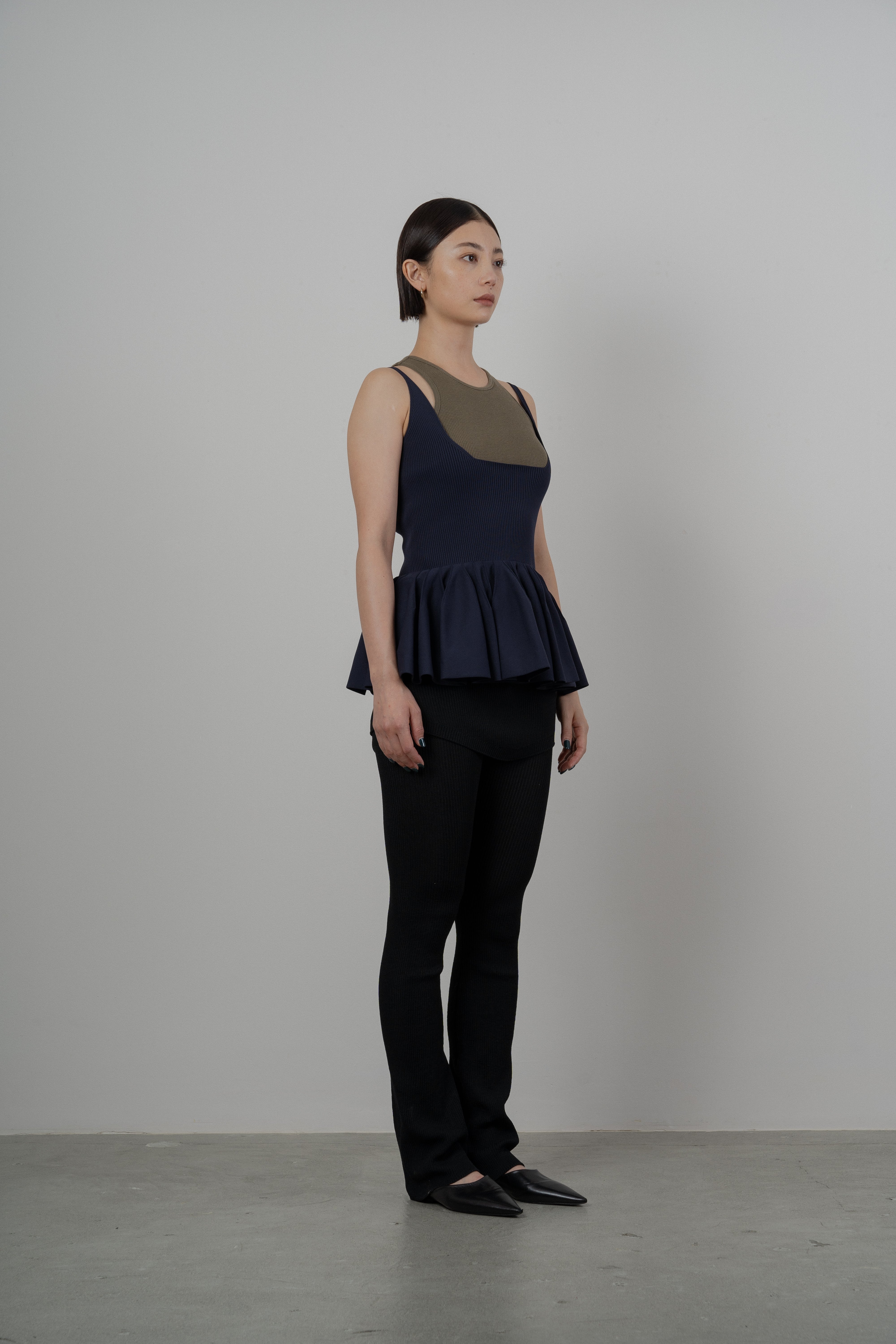 RUFFLE KNITTED CAMISOLE [DARK NAVY]