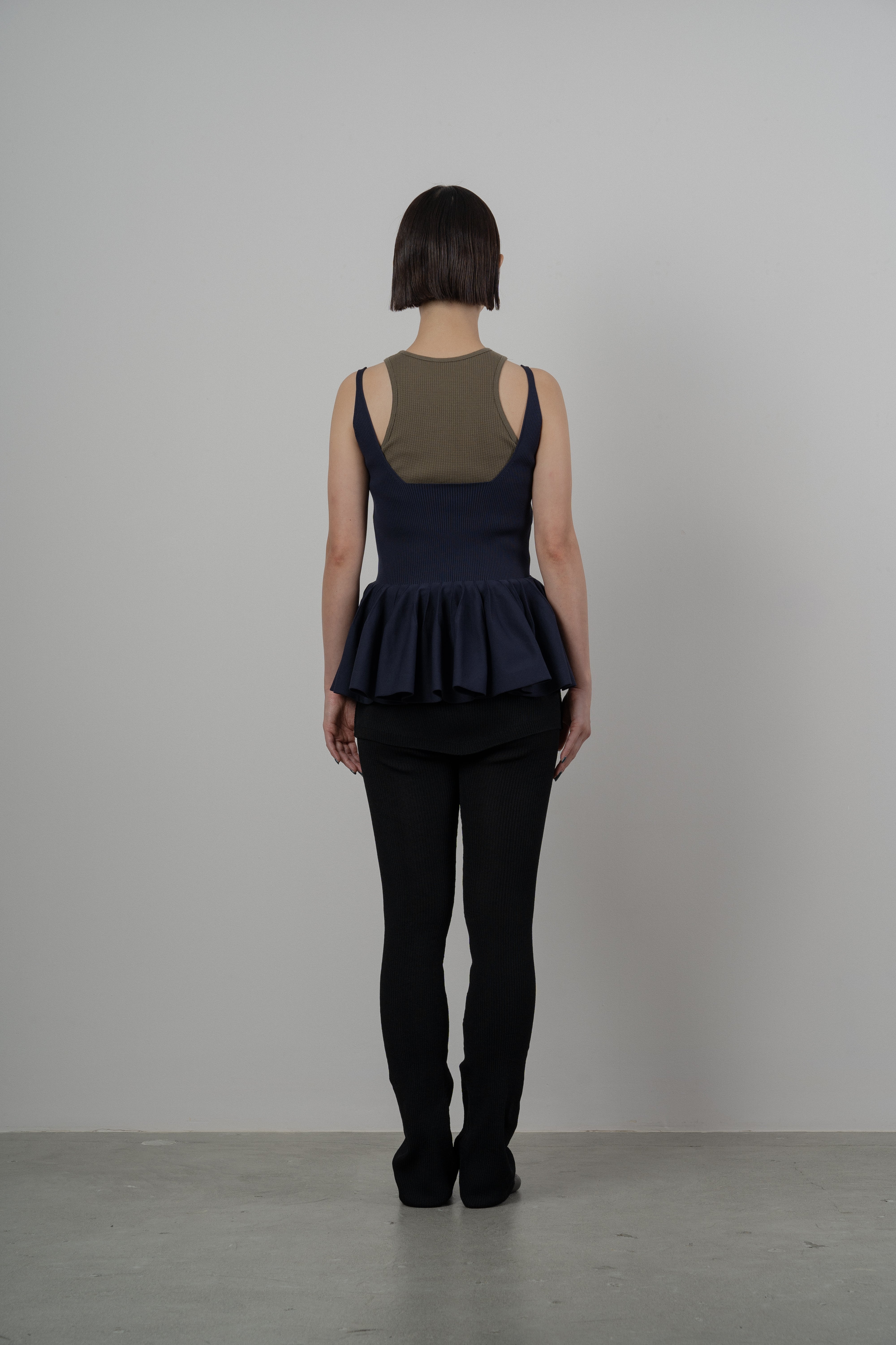 RUFFLE KNITTED CAMISOLE [DARK NAVY]