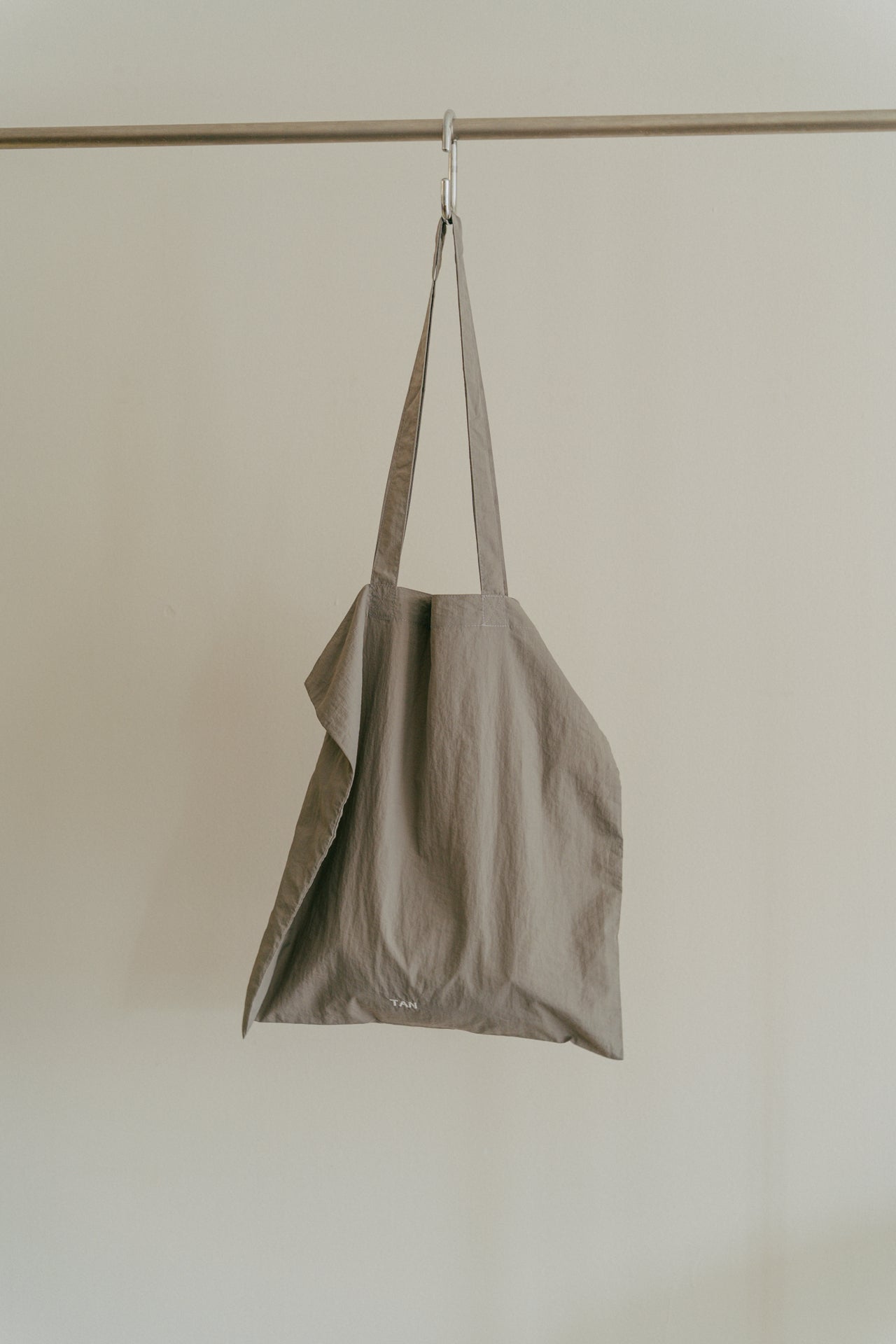 TAN BAG [GRAY]