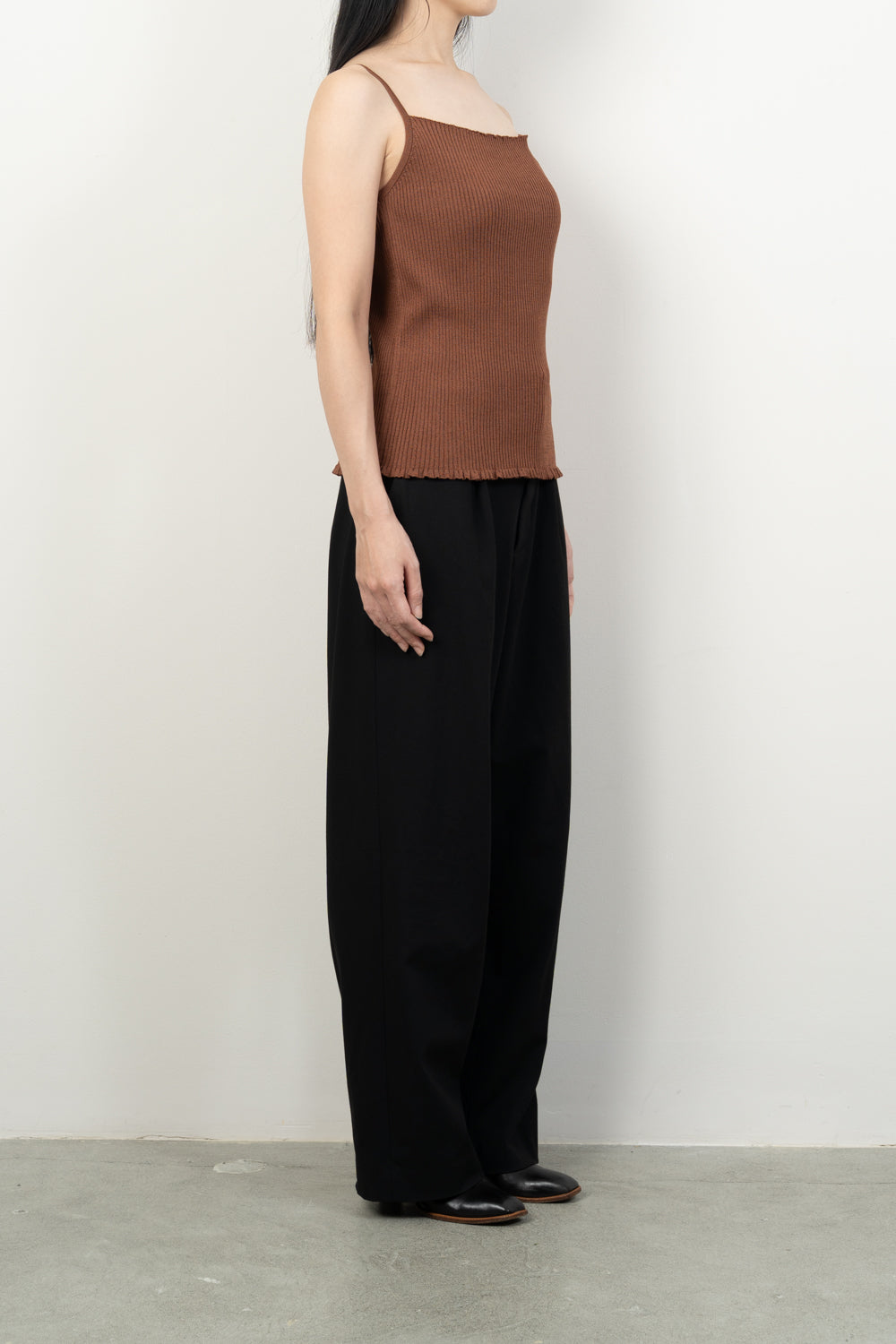 FRILL RIB CAMISOLE [BLACK]