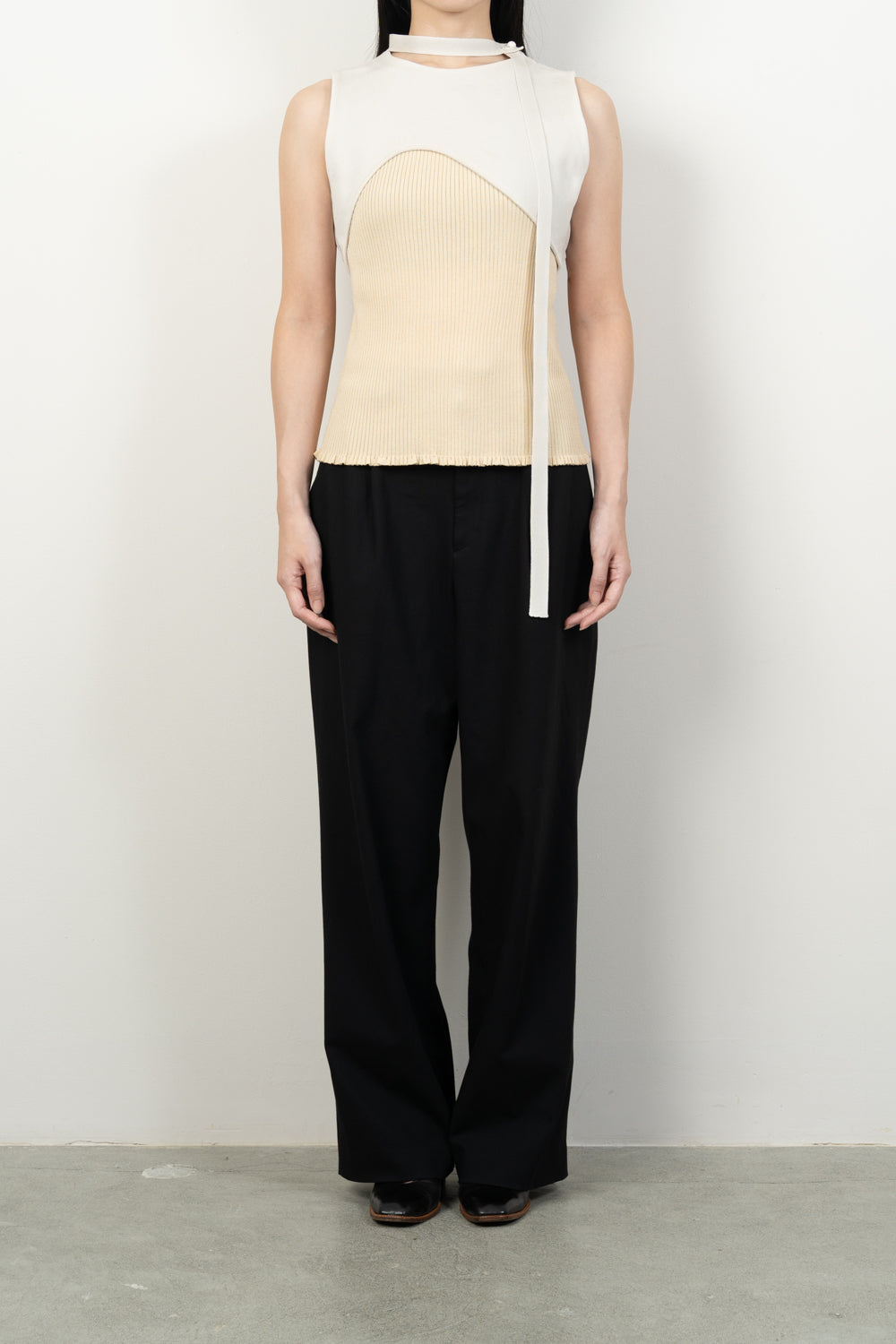 CURVED HEM KNIT TOPS [BLACK]