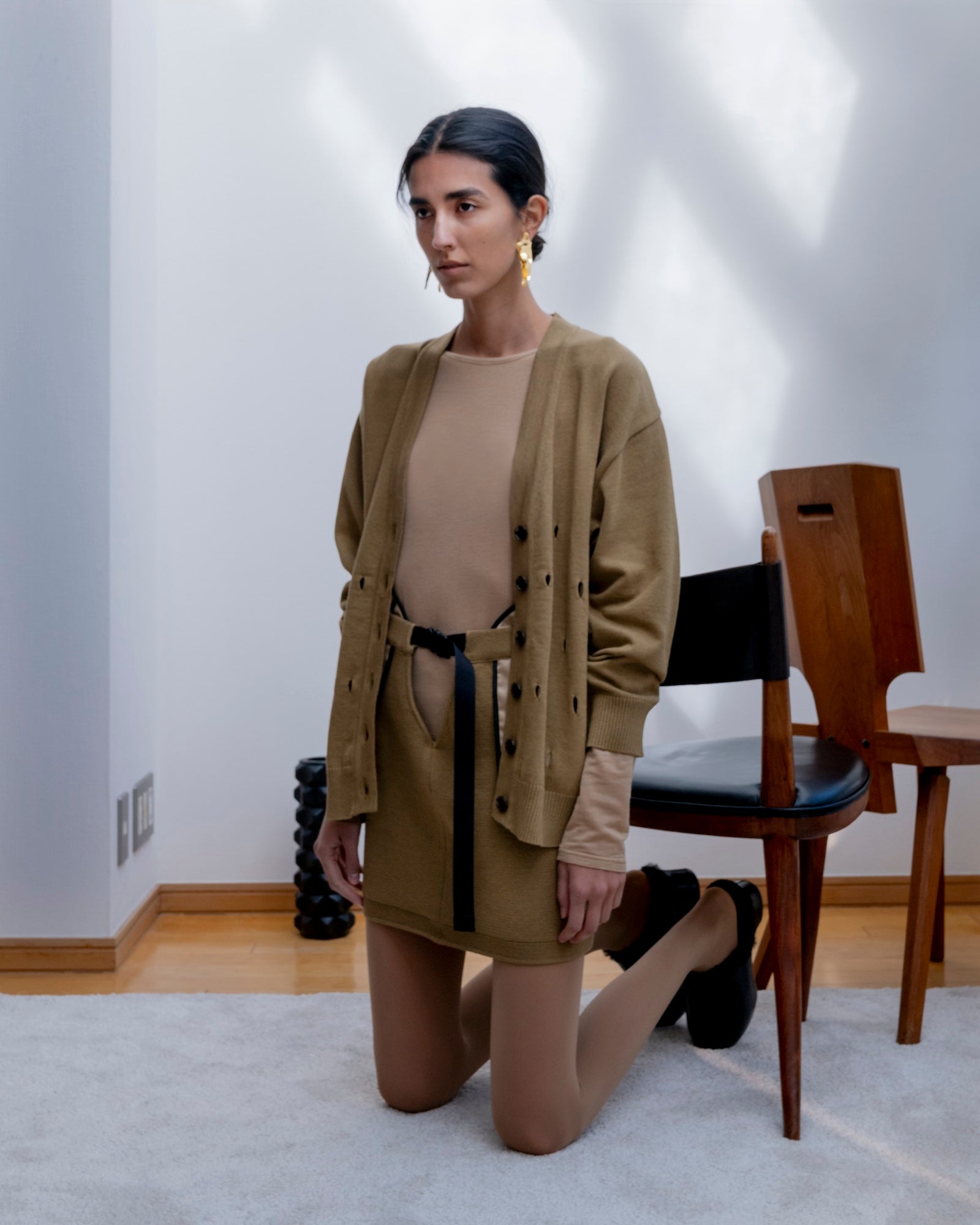 V-FRONT KNIT LAYERED MINI SKIRT [CAMEL]