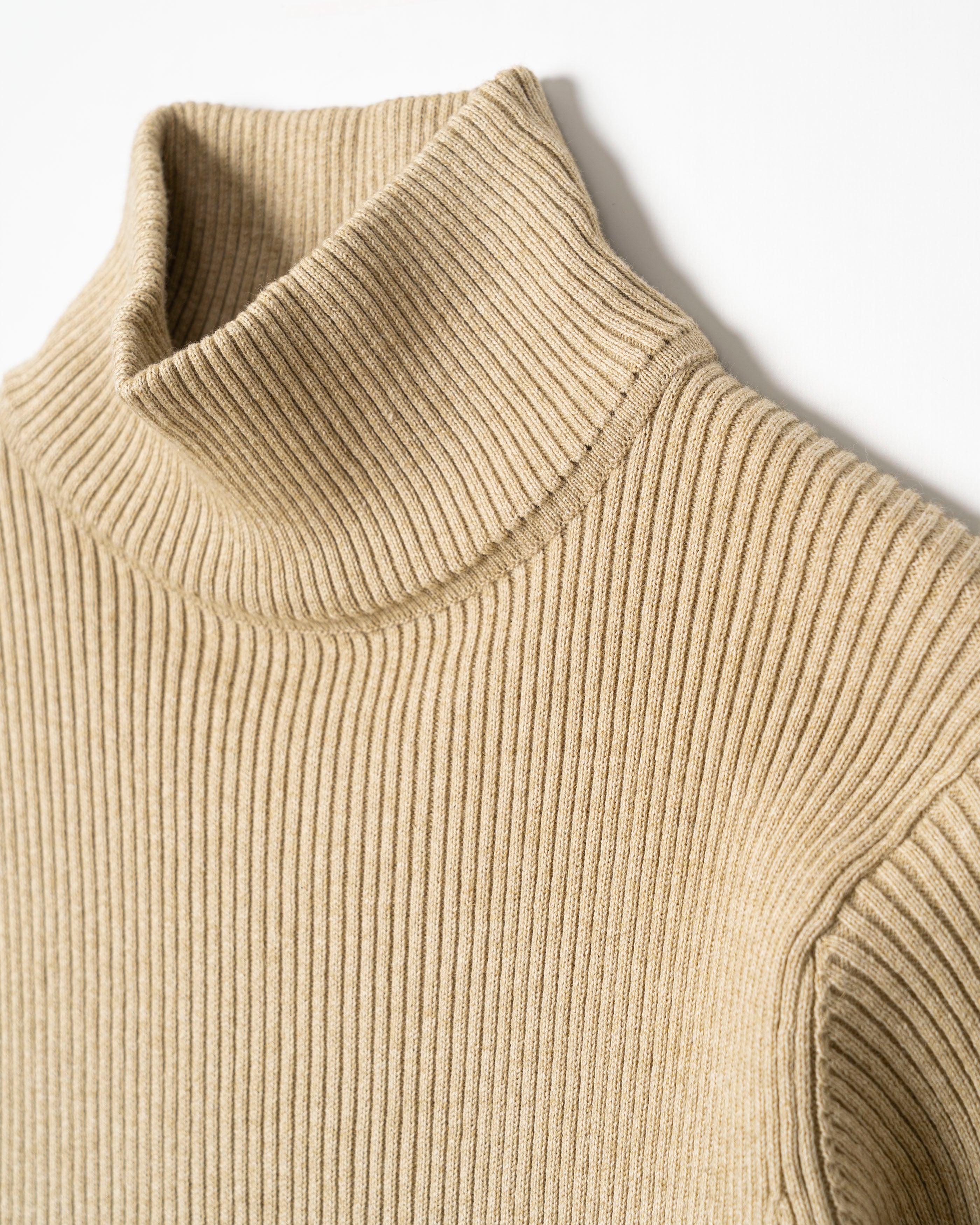 RIBBED TURTLE TOP [BEIGE]