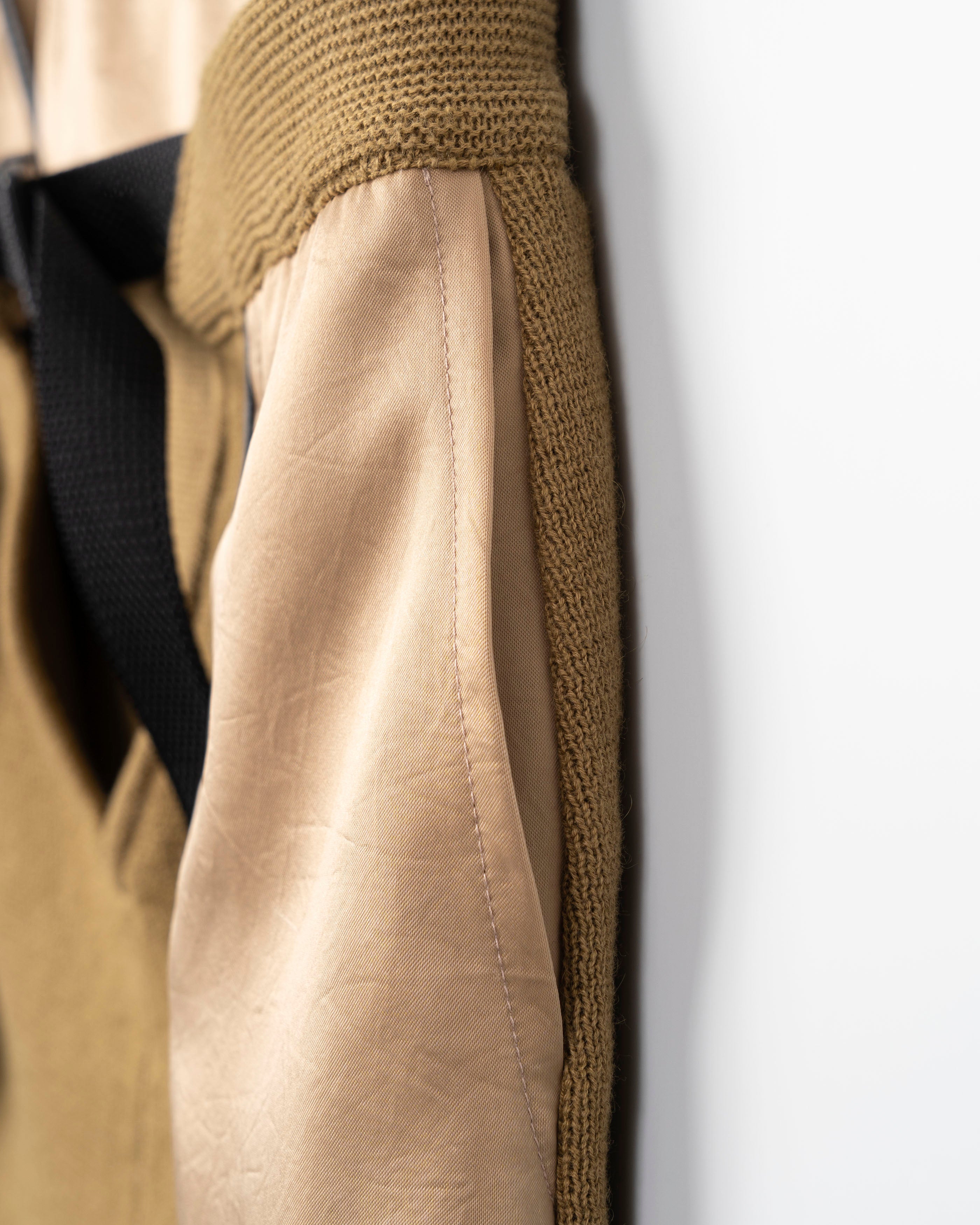 V-FRONT KNIT LAYERED MINI SKIRT [CAMEL]